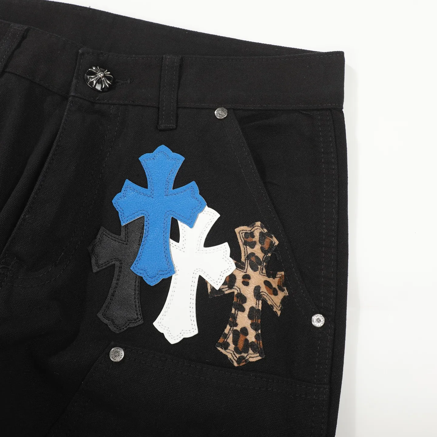 P280 ChromeHearts & ChromeHearts Patent Leather Spliced Blue White Leopard Print Cross Spliced Leather Straight Jeans Ceiling-Level Jeans Hard to Find at the Counter About Zangyin This is an extremely luxurious fashion brand that can also be called the aristocrat of the high street. It has always been an exclusive brand for some hipsters or the rich second generation. Compared with ordinary high streets, it is more luxurious and noble. Compared with luxury brands, it is more fashionable and individual. Top heavy industry fashion design has always been created in the high street luxury style. Speaking of this style, the Zangyin family and the GU family are definitely the leading representative brands. Especially the Zangyin family's creation of high-street style has really reached a state-of-the-art effect. The use of unique washed materials to create this style is already quite eye-catching. It is embellished with pink patchwork cross flowers, which cleverly highlights the brand's charm. Secondly, this style adopts a classic high-waist cut design, which highlights the long legs and fashionable temperament of the upper body. The brand is highly recognizable and the slim fit configuration is more suitable for daily wear. The personality will be fashionable and the specifications can be clearly interpreted. Needless to say, materials and craftsmanship. As an excellent craftsman brand, Zangyin’s requirements for details and craftsmanship are really perfect. The washed color of this model alone has gone through a lot of processes, not to mention the embellishment of denim appliqués. It is also purely handmade and sewn. Just like what they believe in, only handmade things have a soul. Only then does it have the meaning of dressing. A top-notch heavy-duty fashionable denim item. Size: 28/30/32/34/36 Waist: 69/74/79/84/89 Sitting: 97/102/107/112/117 Pants length: 102/104/106/108/110
